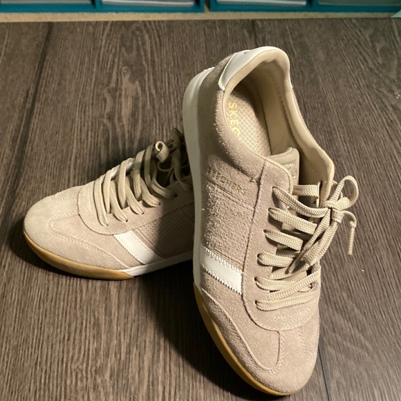 Skechers Shoes - Skechers Zinger sneakers. Size 9.5. Air cooled, memory foam. Tan. Comfy!